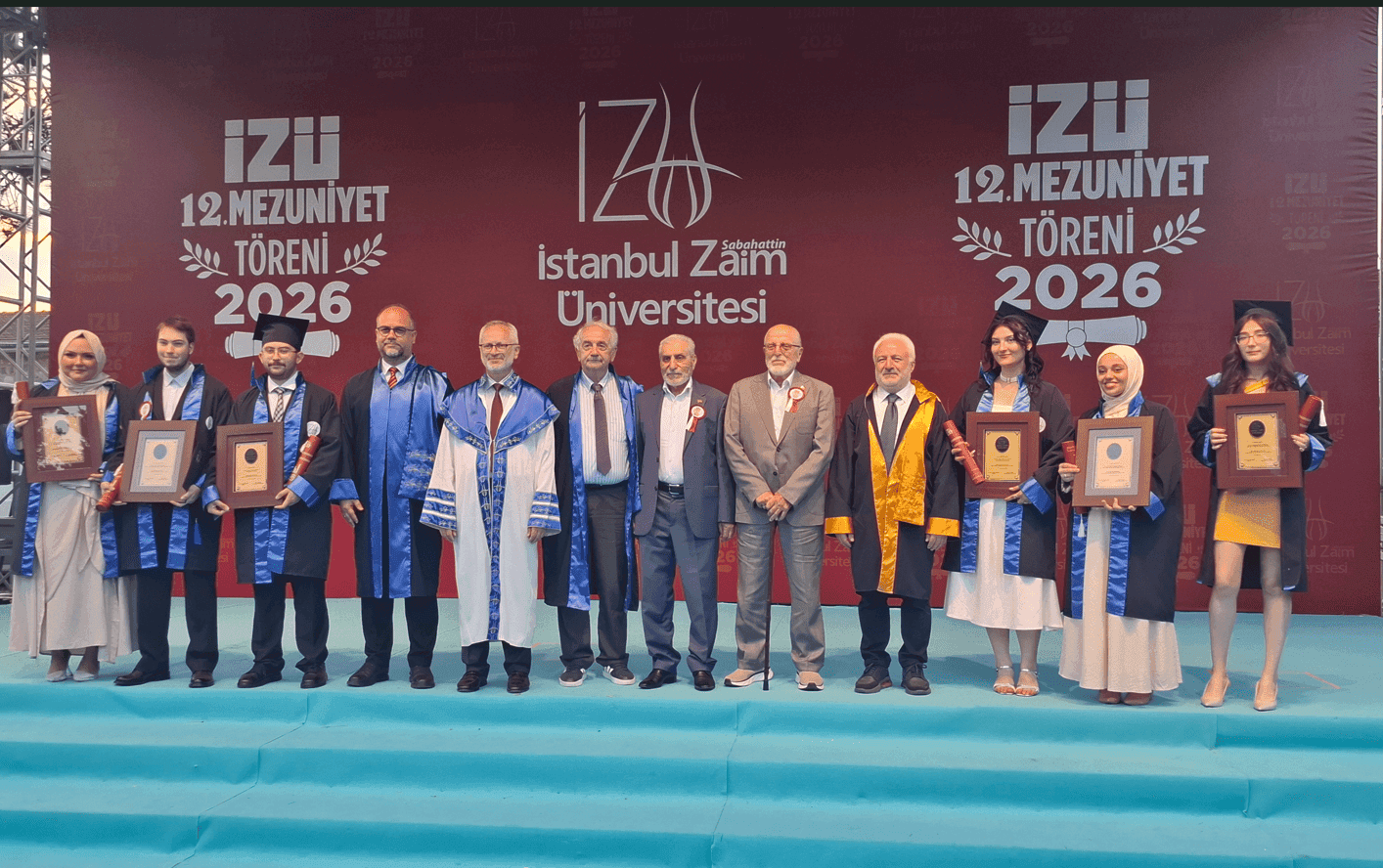 Hacı İsmail Kurt Eğitim Vakfı, İZÜ İnsan ve Toplum Bilimleri Fakültesi Mezuniyet Töreni'ne Katıldı